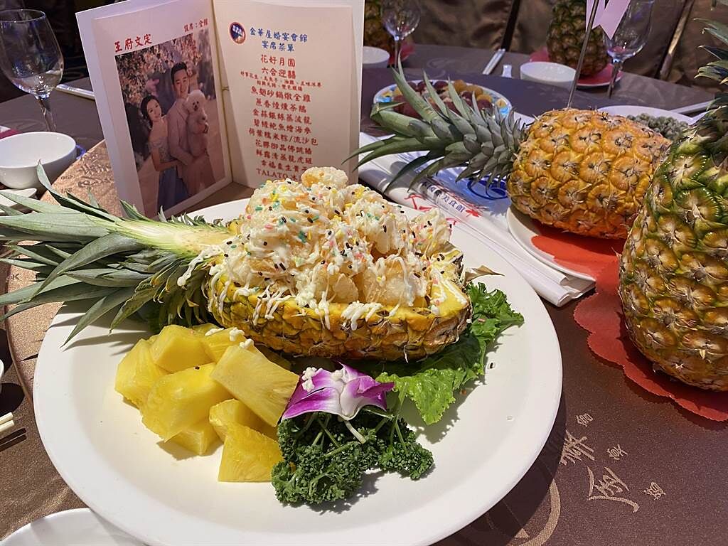 王釭坪指示旗下餐廳設計多款鳳梨料理，準備陸續推出上桌。（馮惠宜攝）