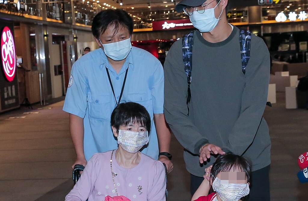 福原愛母親現身松機悄回日本，江宏傑帶著一雙兒女低調送機。（圖／盧禕祺攝）