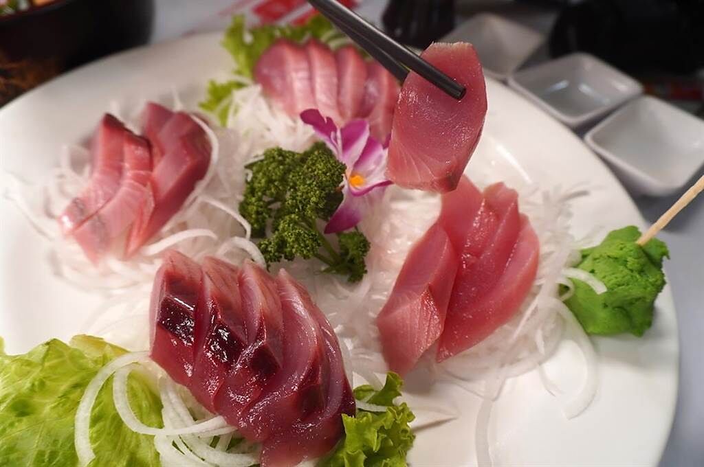 在「味芳海鮮園」能吃到許多在地新鮮海鮮的生魚片。（何書青攝）