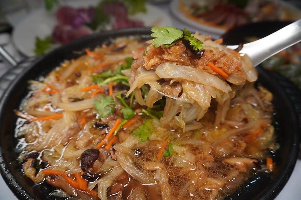 「味芳海鮮園」也有宜蘭特色料理「西魯肉」，湯頭鮮美。（何書青攝）