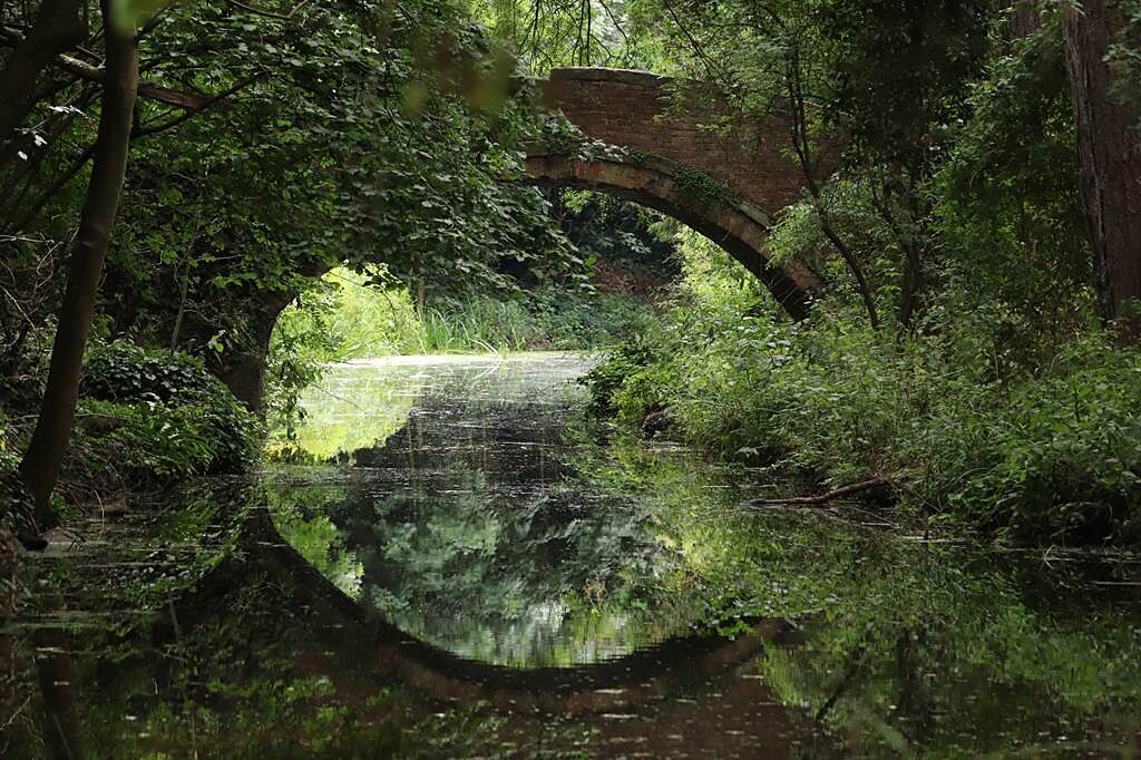 大陸貴州一座古橋下尋掛著一把2公尺古劍長達170多年的時間。(示意圖/達志影像)