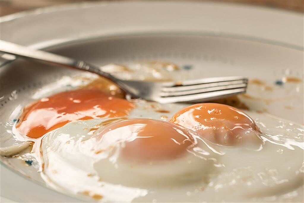 愛吃蛋會害膽固醇飆高？ 營養師曝「真正高膽固醇食物」，全脂奶也是陷阱。(示意圖/常春月刊提供)
