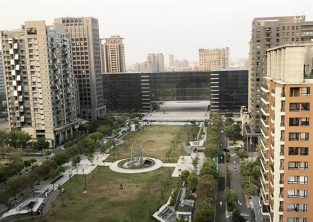 台中7期夏綠地公園周遭都是豪宅丶百貨公司，鄰近台中國家歌劇院、台中市政府及市議會。（陳世宗攝）