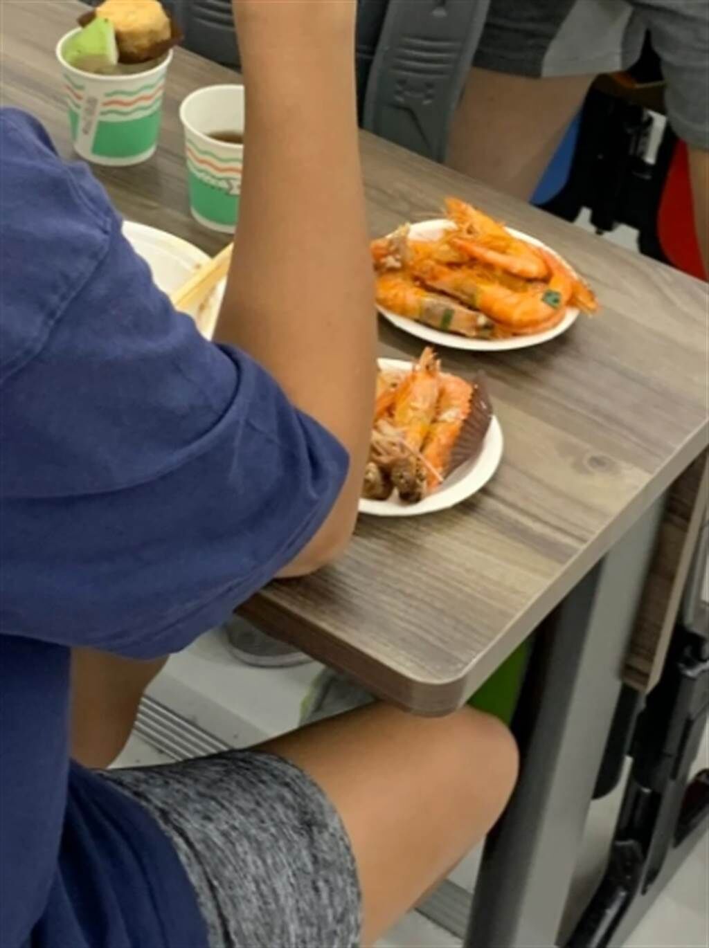 網友翻出去年一場感恩餐會的照片指出，「張鮭魚之夢」一次夾了快十隻蝦，把後面排隊的人當空氣。(圖/截自Dcard)