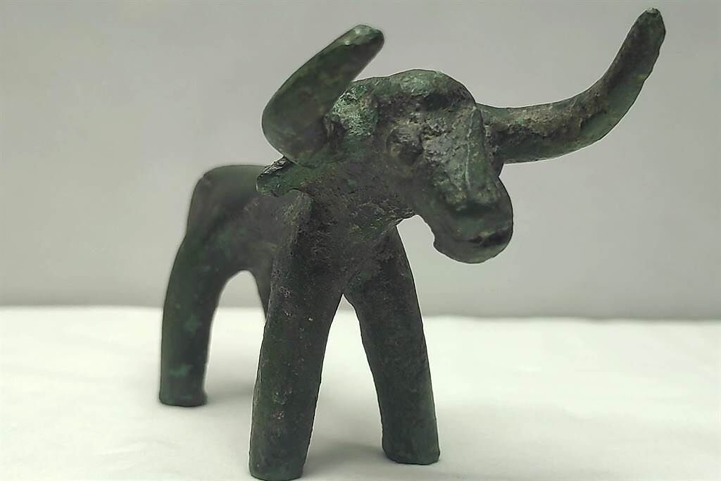希臘南部日前降下暴雨，沒想到地面竟因此露出了3000年前公牛雕像的一小角。(圖/美聯社)