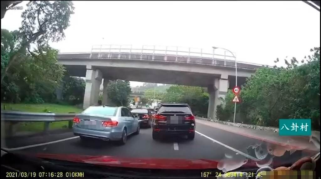近日網路上卻流傳一段影片，一台BMW上匝道時，儘管狂閃方向燈示意，左方的銀色賓士車卻死都不願意讓位。(摘自八卦村 - 行車紀錄器影片上傳中心)