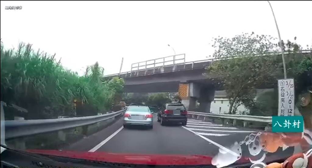 近日網路上卻流傳一段影片，一台BMW上匝道時，儘管狂閃方向燈示意，左方的銀色賓士車卻死都不願意讓位。(摘自八卦村 - 行車紀錄器影片上傳中心)