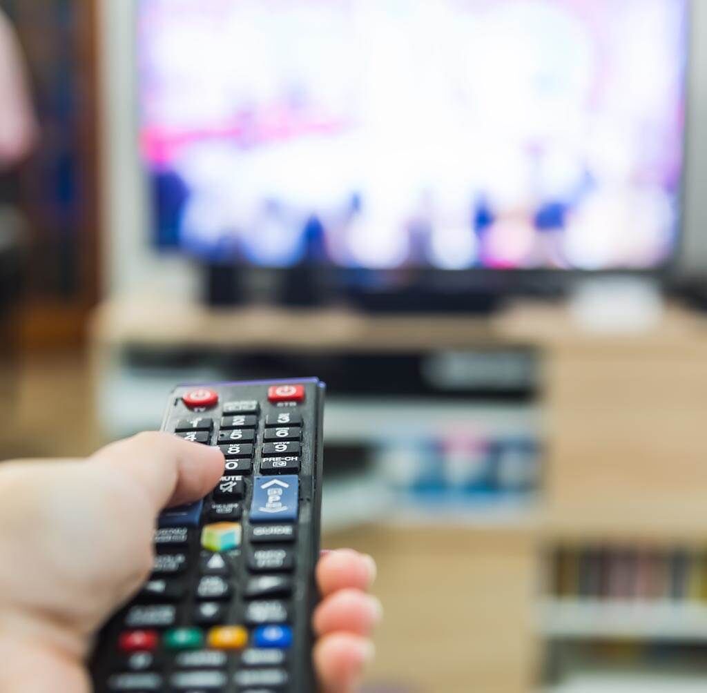 不少人認為，電視有購買的必要，可以想成是大尺寸螢幕的概念。（示意圖／達志影像）