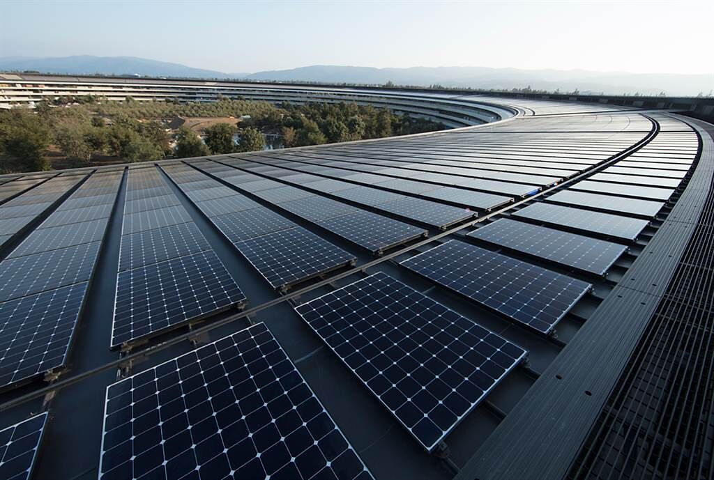 Apple 位於 Cupertino 的總部 Apple Park 由 100％ 再生能源供給電力，其中部分電力來自園區內 17 兆瓦的屋頂太陽能裝置。(圖／翻攝蘋果官網)