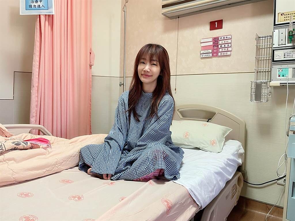 蕭彤雯曬病床照，表示她罹肺腺癌0期，也就是俗稱的原位癌。（圖／取材自蕭彤雯臉書）