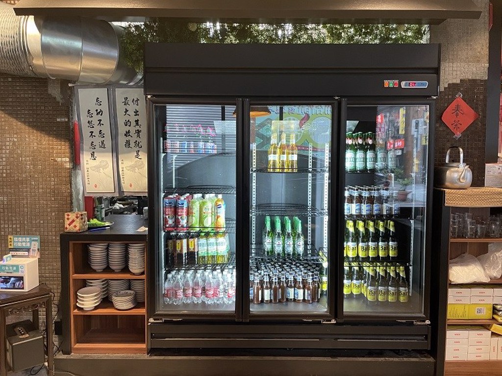 板橋四維客棧在平日晚上推出499冰櫃飲料無限暢飲。飲酒過量有害健康。（圖／ReadyGo提供）
