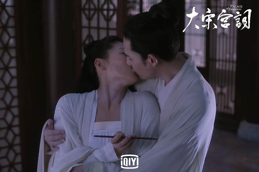 劉濤與周渝民劇中浪滿激吻。（愛奇藝國際站提供）