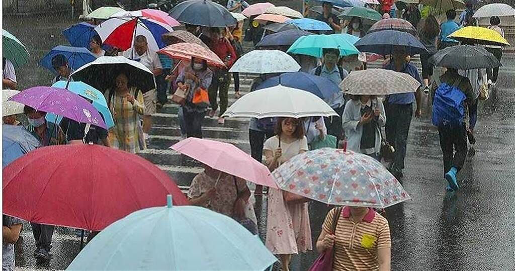 氣象局指出，今晚開始受華南雲雨區東移影響，降雨再度增多，中部以北及東北部轉為短暫雨的天氣，其他地區也有局部短暫雨。(資料照)