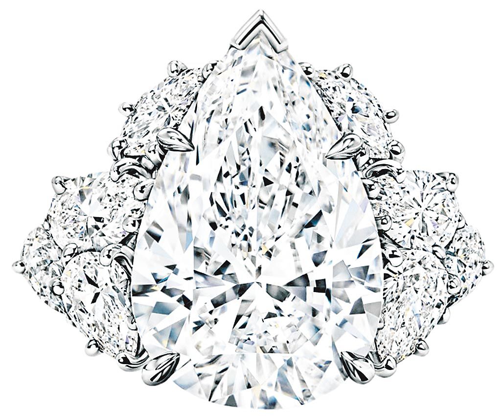 海瑞溫斯頓頂級珠寶系列水滴型切工鑽石戒指，主石為7.65克拉水滴切割型美鑽，5670萬元。（Harry Winston提供）