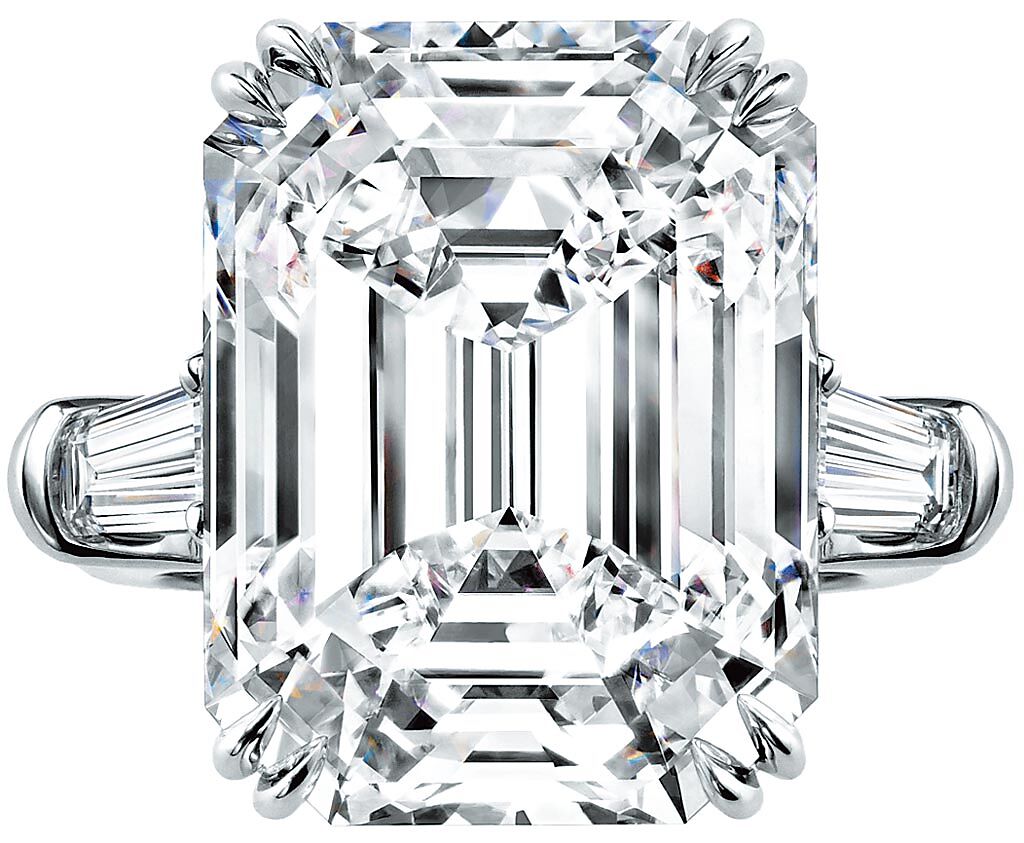 海瑞溫斯頓頂級珠寶系列祖母綠型切工鑽石戒指，主石為22.79克拉祖母綠切割型Type IIa美鑽，2億780萬元。（Harry Winston提供）
