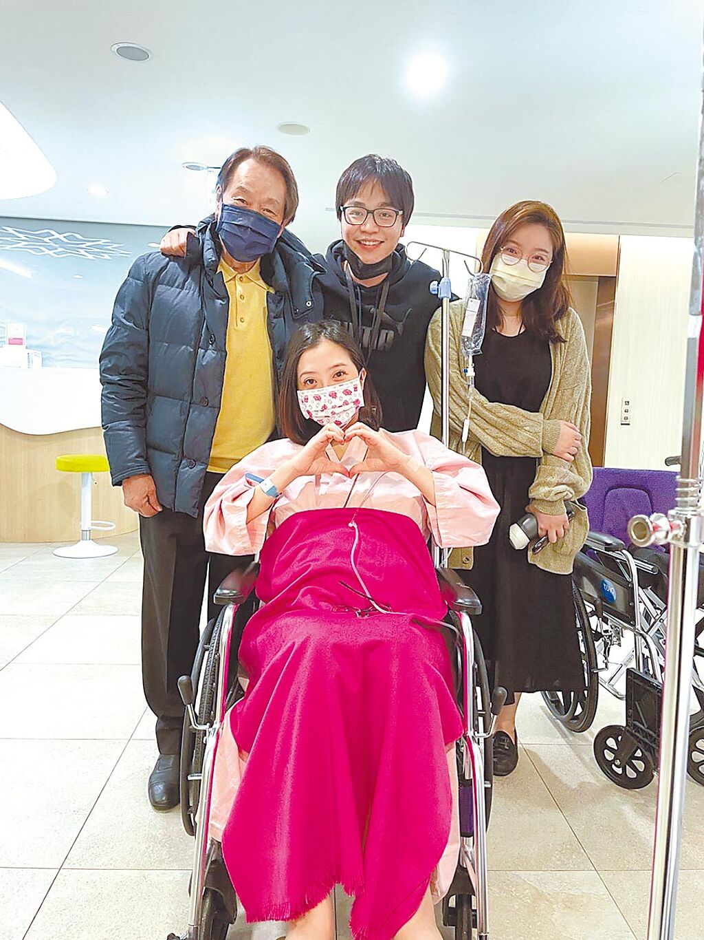 張魁（後左起）、張峰奇與妹妹張幼楒陪著李亮瑾（前）到醫院生產。（三立藝能提供）