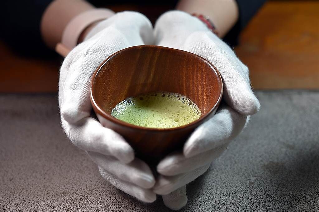 台中米其林餐廳〈Forchetta〉春季套餐第一道上桌的〈抹茶〉，是用台灣當季青豆打成泥後與高湯合煮後再打出Foam，有「奉茶」意涵。（圖／姚舜）