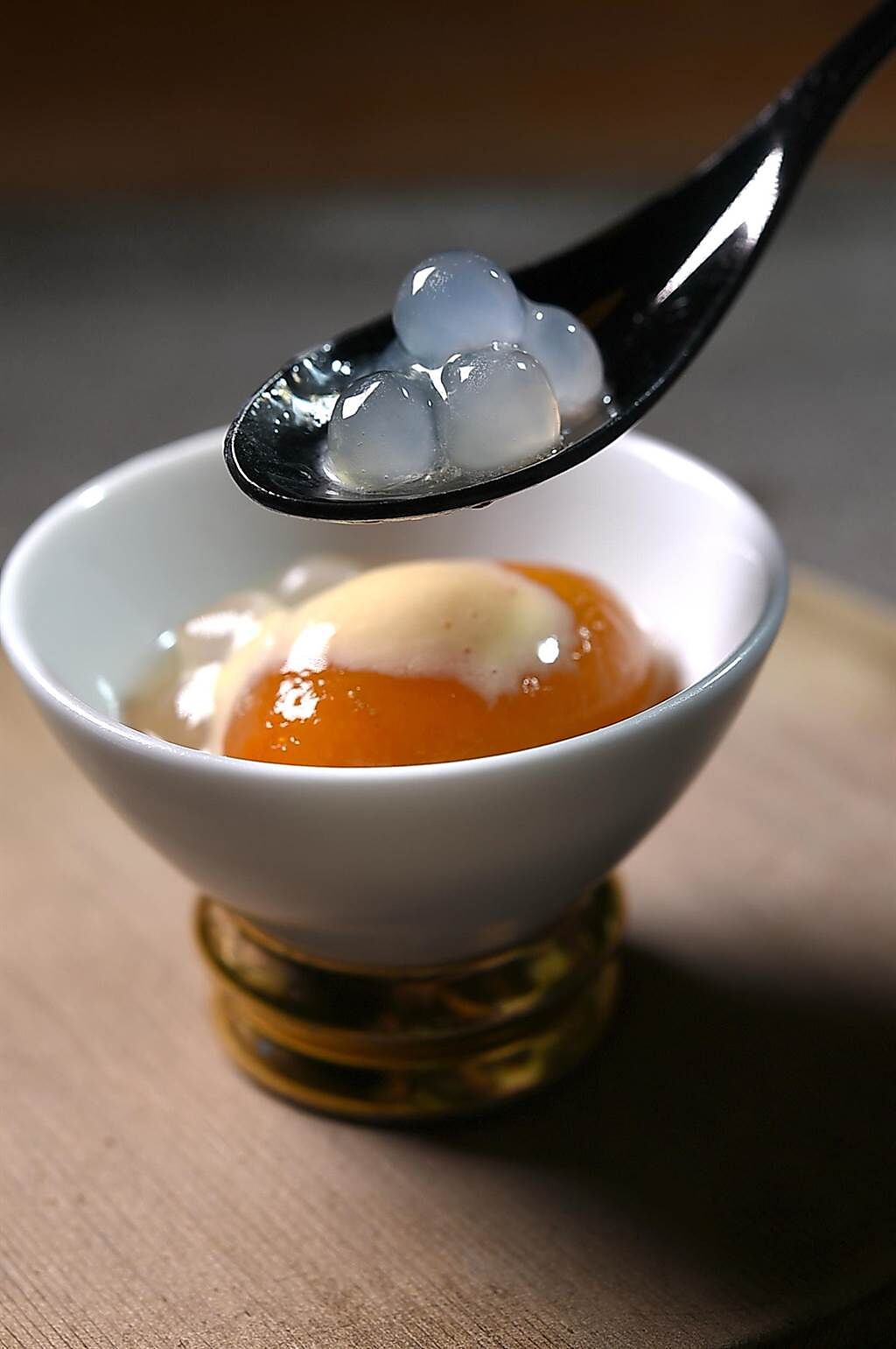 白玉珍珠（粉圓）、用麥芽糖與冰糖蜜漬的宜蘭金棗，用鴨蛋黃做的沙巴翁提味，〈Forchetta〉套菜的前甜點也是用台灣食材演繹。（圖／姚舜）