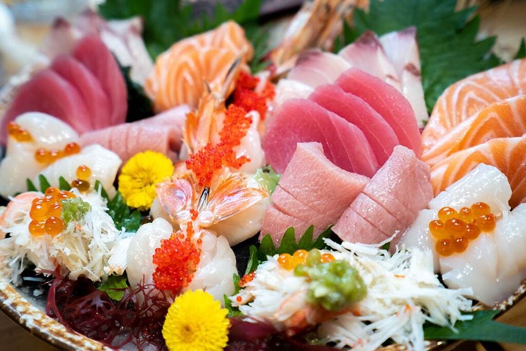 下箸前先參考！生魚片、握壽司與軍艦壽司的熱量與油脂大公開。(示意圖/Shutterstock)