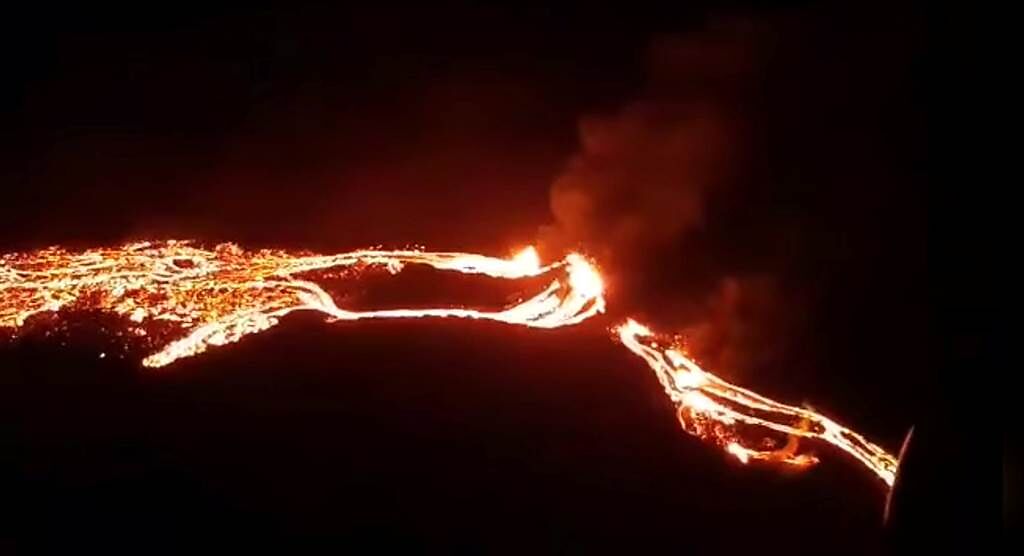 有民眾到冰島觀賞火山噴發後的美景，還利用熔岩當烤板煎熱狗來吃(圖/路透資料照片)。