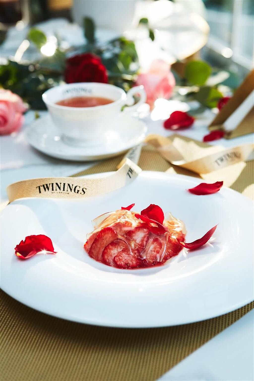 CEO1950總裁藝文空間將「TWININGS唐寧蝶舞花園玫瑰紅茶」的柔媚芬芳製成玫瑰花茶凍，搭配起司、冰淇淋，並結合草莓的酸甜，象徵百花綻放的時節。（圖／CEO總裁藝文空間提供)