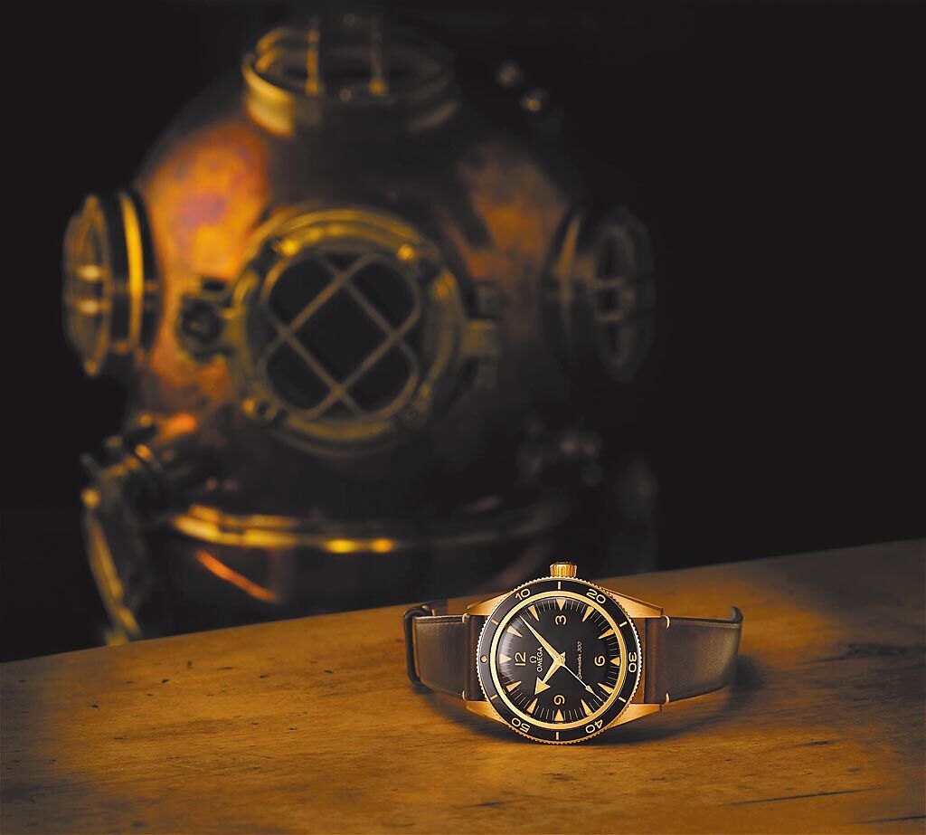 歐米茄獨家研發青銅金（Bronze Gold）打造海馬300腕表，擁有青銅表的復古外觀，但不會氧化生鏽，37萬8000元。（OMEGA提供）