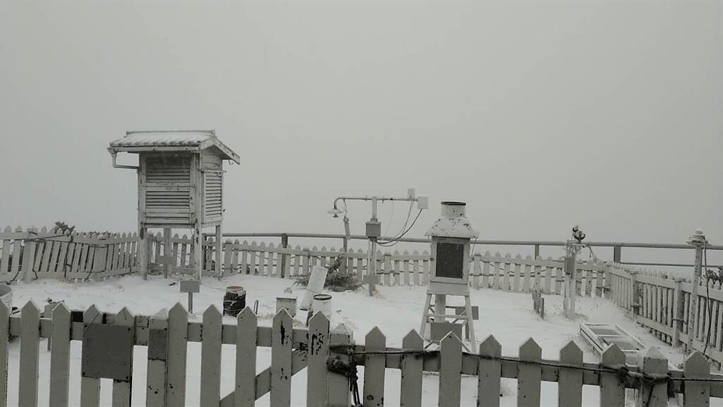 玉山下雪成銀白仙境，積雪1公分，目前降雪持續中，是本月第3度降雪。(氣象局)
