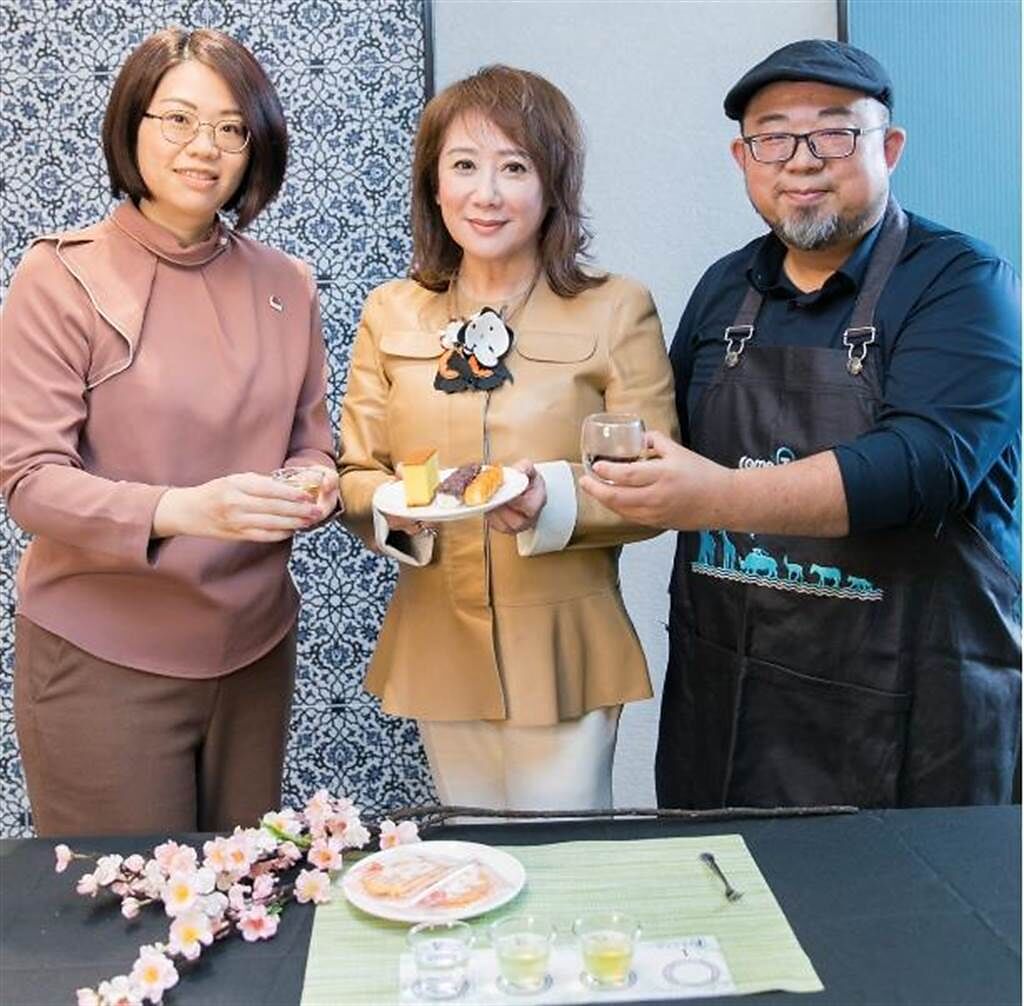 SOGO董事長黃晴雯（中）邀成真咖啡總監莊宏彰（右）及講茶學院茶葉品評師SUNNY（左）推薦可搭配這次日本人氣美食的咖啡和茶類，讓品味甜點更有層次。（SOGO提供）