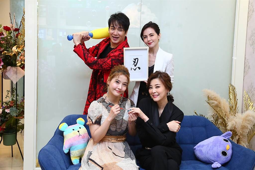 方馨、簡沛恩、張洛君為王樂妍的妍美學SPA館開幕站台。（超級紅娛樂提供）