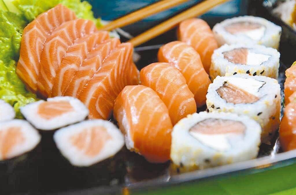 知名連鎖壽司店發起活動，只要名字有鮭魚兩個字，就可以免費吃壽司吃到飽。（示意圖／Shutterstock）