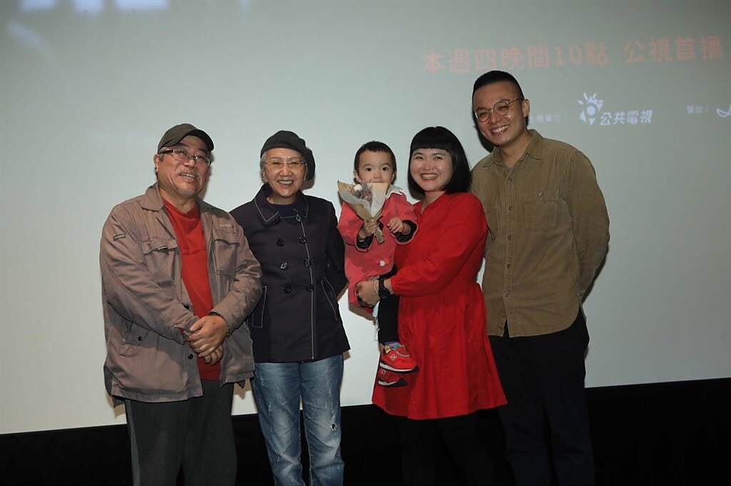 導演陳懷恩（左起）、陸弈靜和導演李權洋一家人出席《有時》記者會。（公視提供）