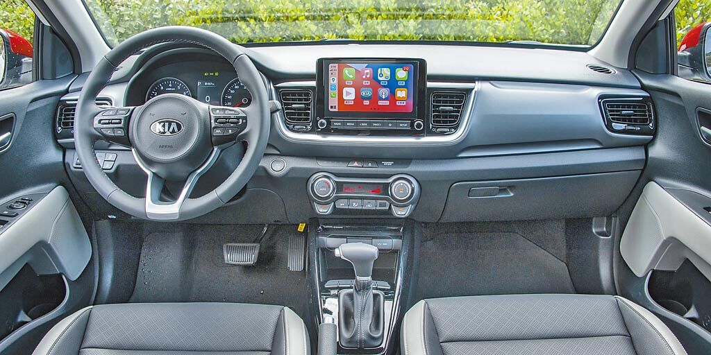儀表控台中央為懸浮式8吋多媒體影音觸控系統，整合同級唯一的無線連結Apple CarPlay與Android Auto功能。（陳大任攝）