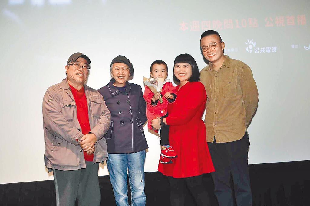 導演陳懷恩（左起）、陸弈靜和導演李權洋一家人昨出席《有時》記者會。（公視提供）