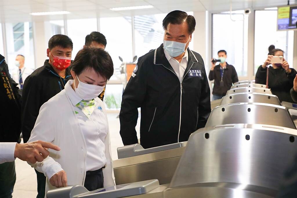 台中捷運25日展開試營運，台中市長盧秀燕一早搭乘首發列車視察通勤狀況。(林欣儀攝)