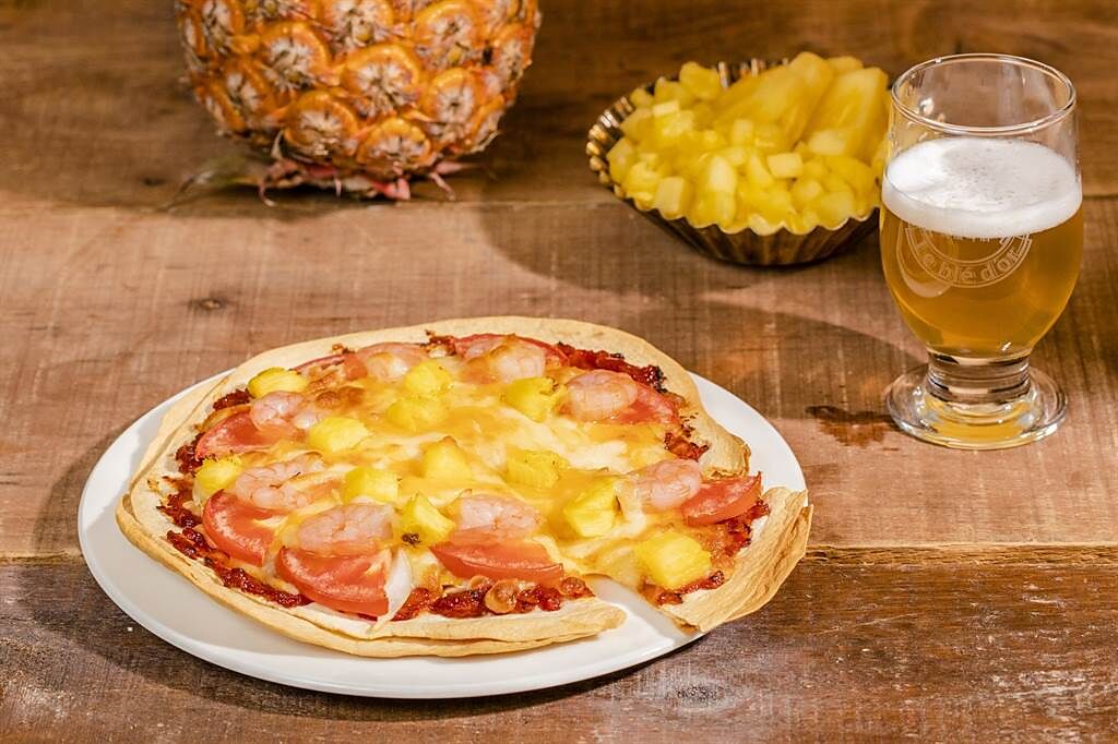 「陽光鳳梨披薩」以新鮮鳳梨搭配培根、鮮蝦與清爽的洋蔥，多層次的風味，是金色三麥的經典料理。（圖／品牌提供）
