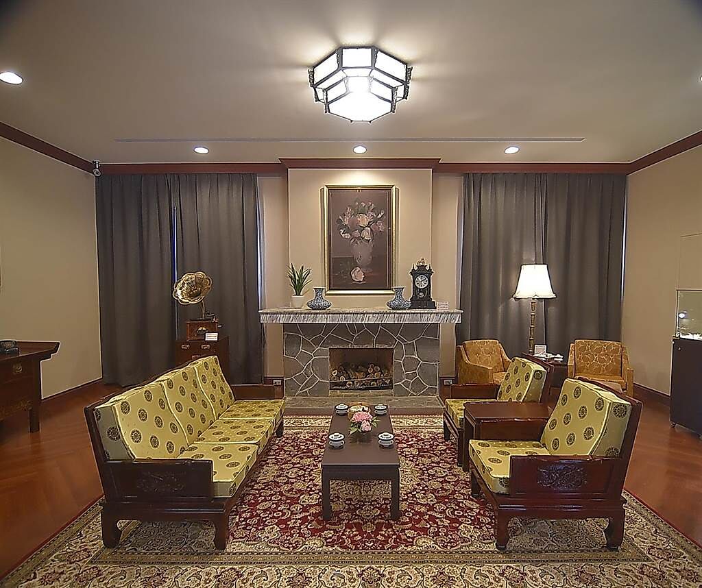 「孔二小姐故居」的客廳起居室裝潢中西混搭，並有取暖的壁爐。（攝影／姚舜）