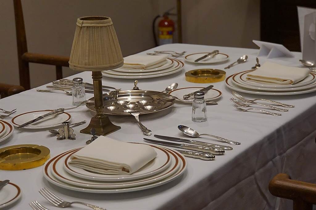 「孔二小姐故居」內餐廳的餐桌擺飾為西式，反映了當年主人飲食喜好。（攝影／姚舜）