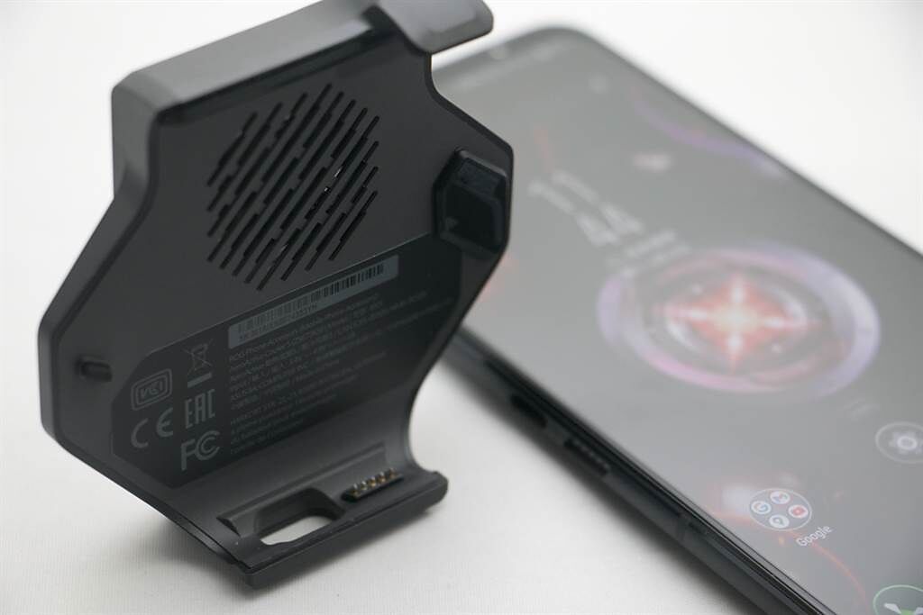 空氣動力風扇5是台灣版本ROG Phone 5的標準配備，因為手機側邊接口設計與前一代不同，ROG Phone 5不能使用前一代的空氣動力風扇3。（黃慧雯攝）