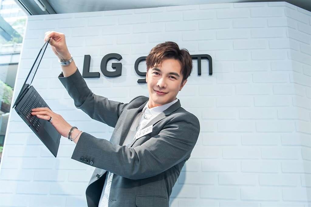 LG再度帶來全新僅1190g的超輕薄LG gram 16吋筆電，演員謝佳見展示LG gram的輕量特色。（LG提供）