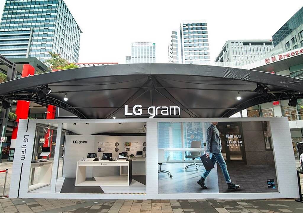 LG gram「輕贏隨型」快閃店28日前於台北市信義區香堤大道登場，規劃了黑白兩色調展示空間，強調有型、輕盈的行動商務新體驗。（LG提供）
