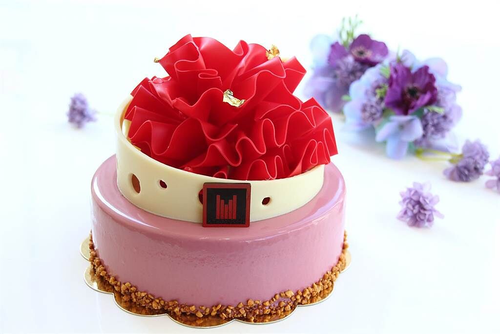 「玫麗馨情」母親節蛋糕今起至5月6日止接受預訂。（台中日月千禧酒店提供）