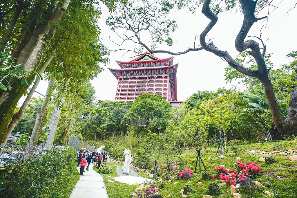 台北圓山飯店塵封50年之久的「東密道」昨日正式亮相，東密道出口現為一處祕境花園。（粘耿豪攝）