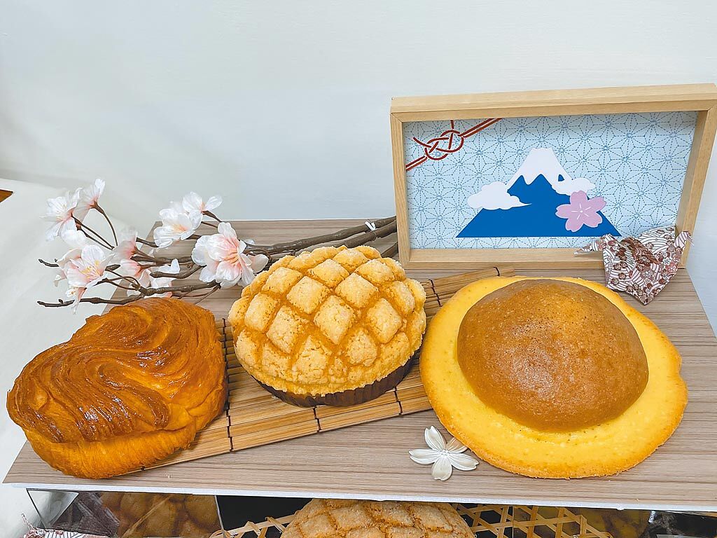 全聯淺草大波蘿麵包（中）、高知帽子麵包（右）、橫濱中華一番香麻手撕包（左），每款均價30元。（郭家崴攝）