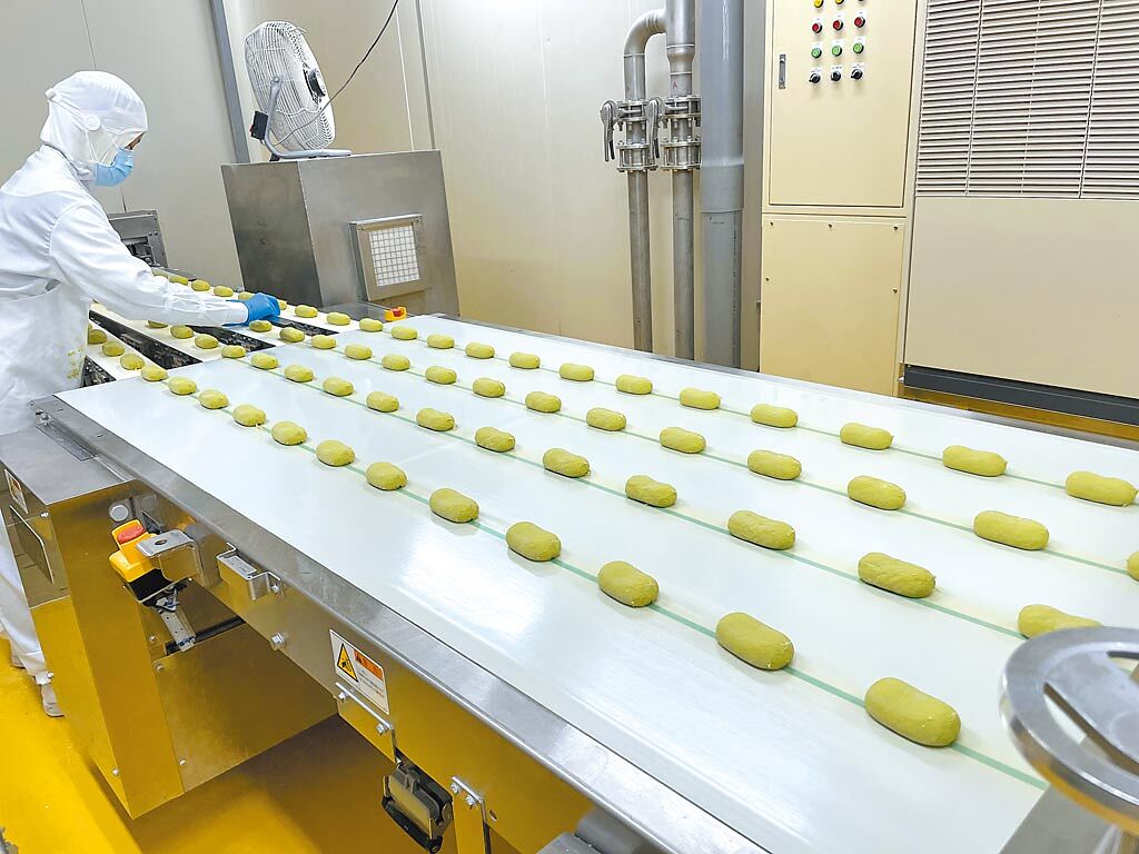全聯阪急麵包工廠因應抹茶季今開跑製作抹茶麵包，AD生產線1個小時最高可生產8100個包餡麵包。（郭家崴攝）