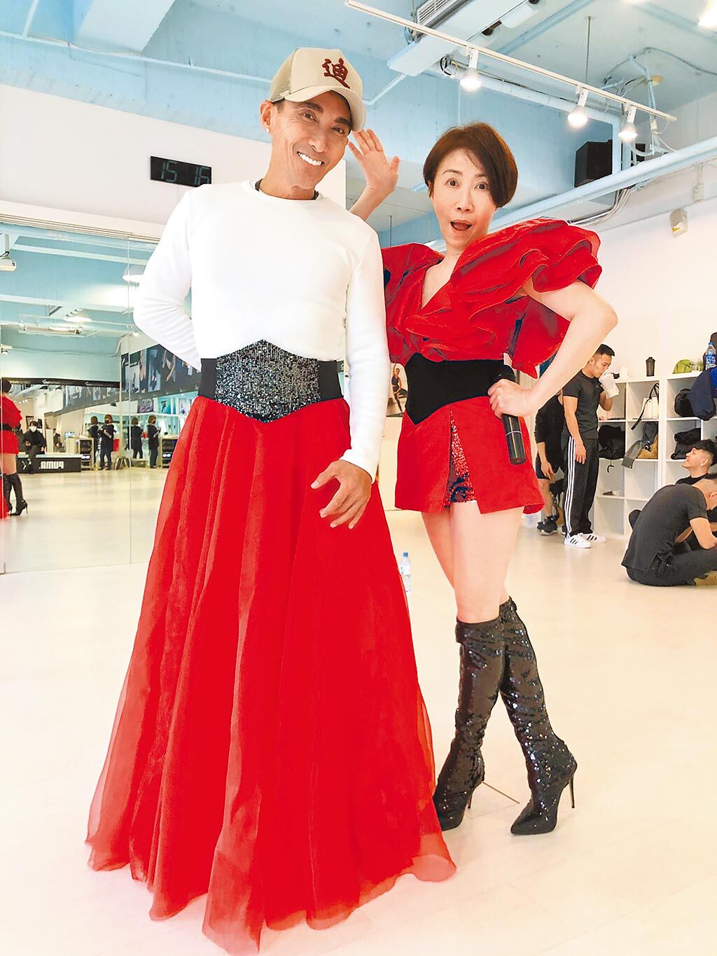 潘若迪（左）穿上紅裙逗樂李翊君。（艾迪昇傳播提供）