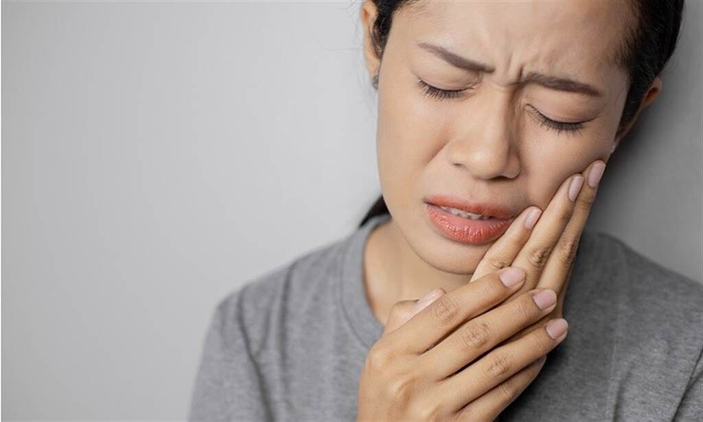 拔掉5顆牙才知是三叉神經痛而非牙痛！2種痛這樣分辨。（示意圖／Shutterstock)