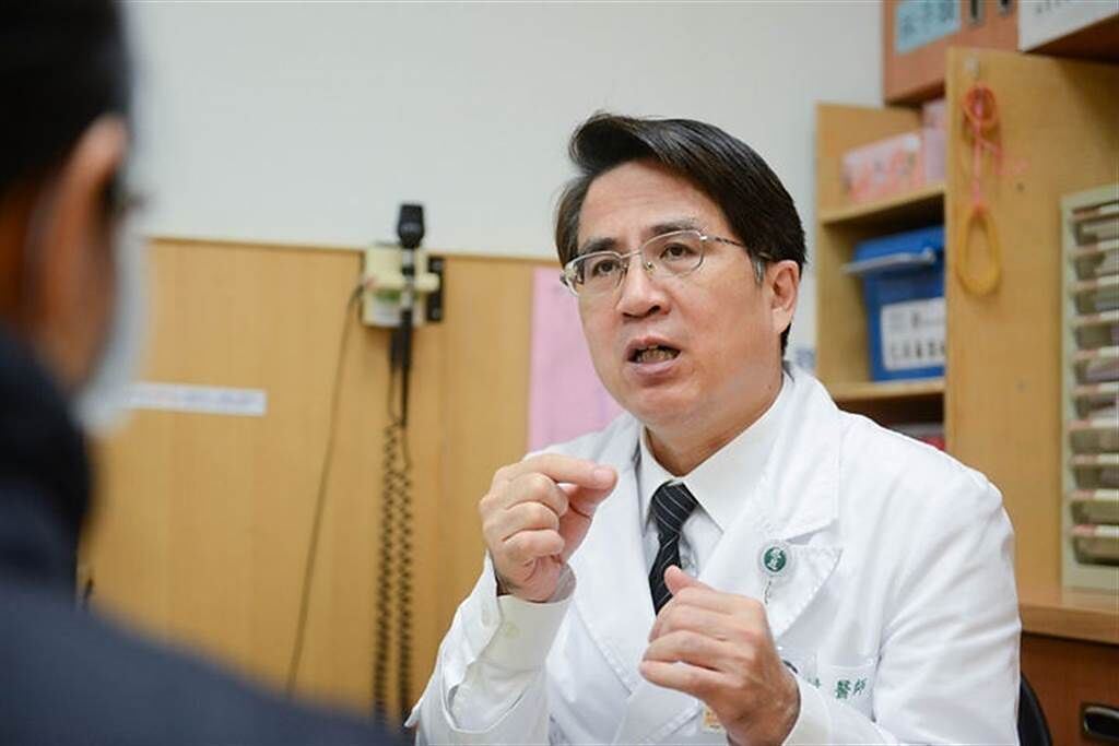 台北慈濟醫院神經外科主任徐賢達對病患說明三叉神經痛治療方式。(圖/台北慈濟醫院、康健雜誌提供)