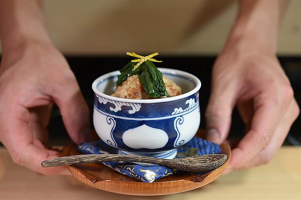 台北東區新餐廳〈貴 壽司．割烹〉Omakase套餐中的熱食不少，圖為〈手工雞肉丸．高山蘿蔔〉。（圖／姚舜）