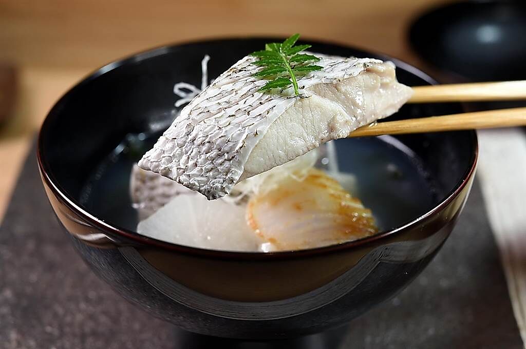 台灣海域的「加志魚」在日治時代受到日本天皇喜歡，所以被稱為「天皇魚」，〈貴 壽司．割烹〉用來和干貝搭配製作「碗 物」呈現。（圖／姚舜）