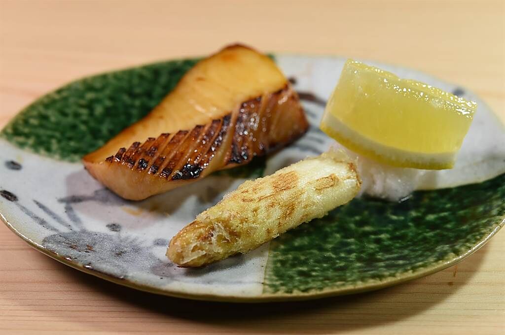 ～時值白蘆筍產季，〈貴 壽司．割烹〉的〈白鯧柚庵燒〉呈盤時還搭配了一輕炸白蘆筍。（圖／姚舜）